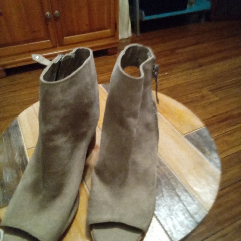 Madden Girl Ninaaa Taupe Suede Peep Toe Booties Size 8. 3 1/2" Stack Blo…